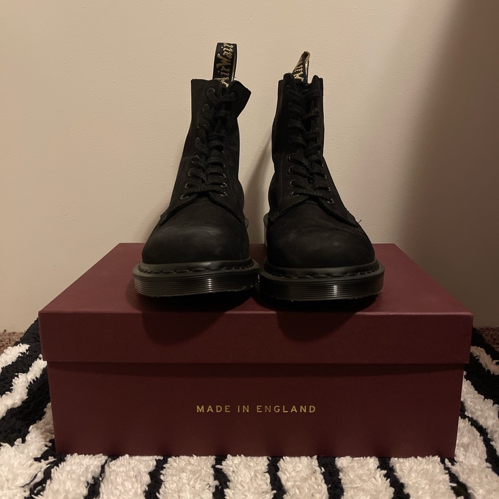 1460 Pascal Made in England Titan Leather Boots, UK7 (Mens 8, Womens 9).